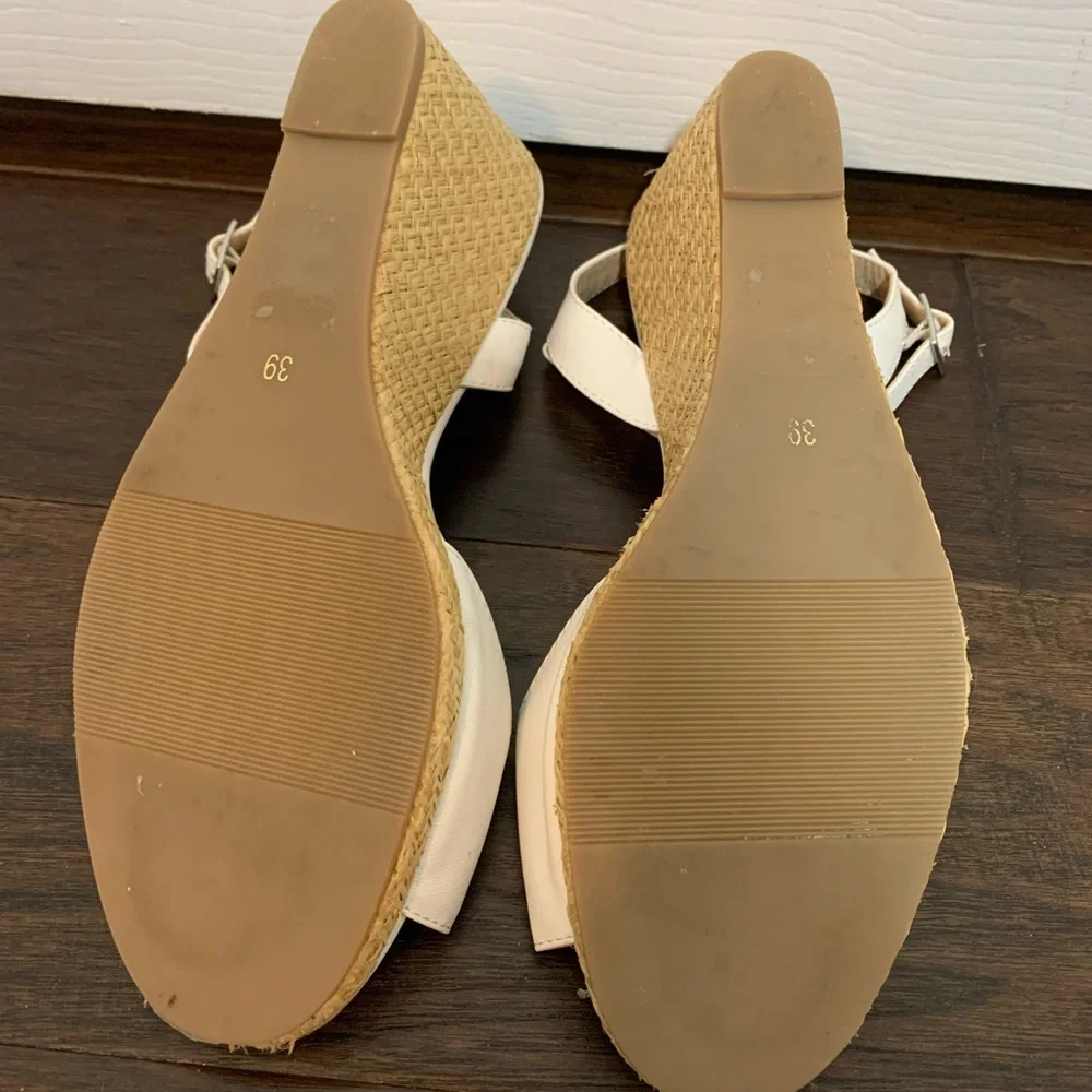 le Chateau summer wedges - Picture 2 of 3